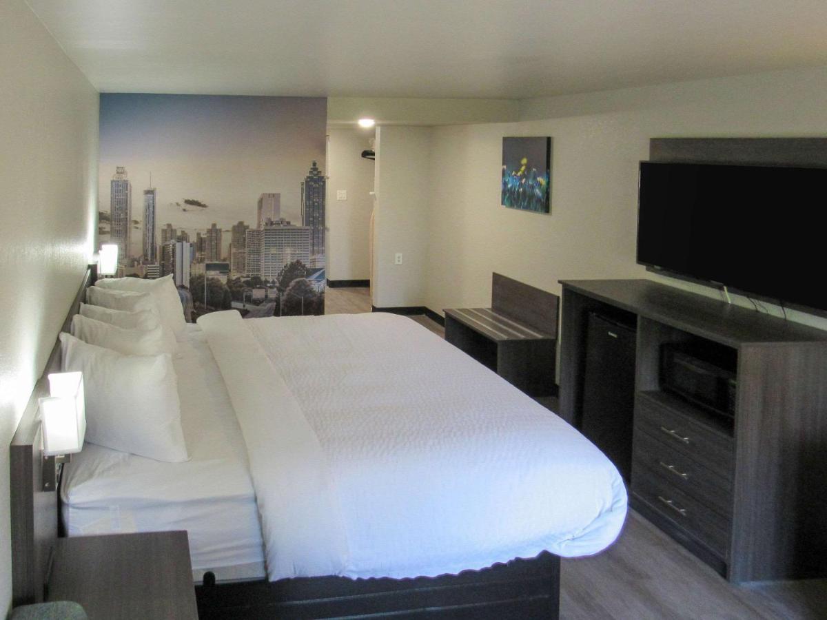 Clarion Pointe Hotel