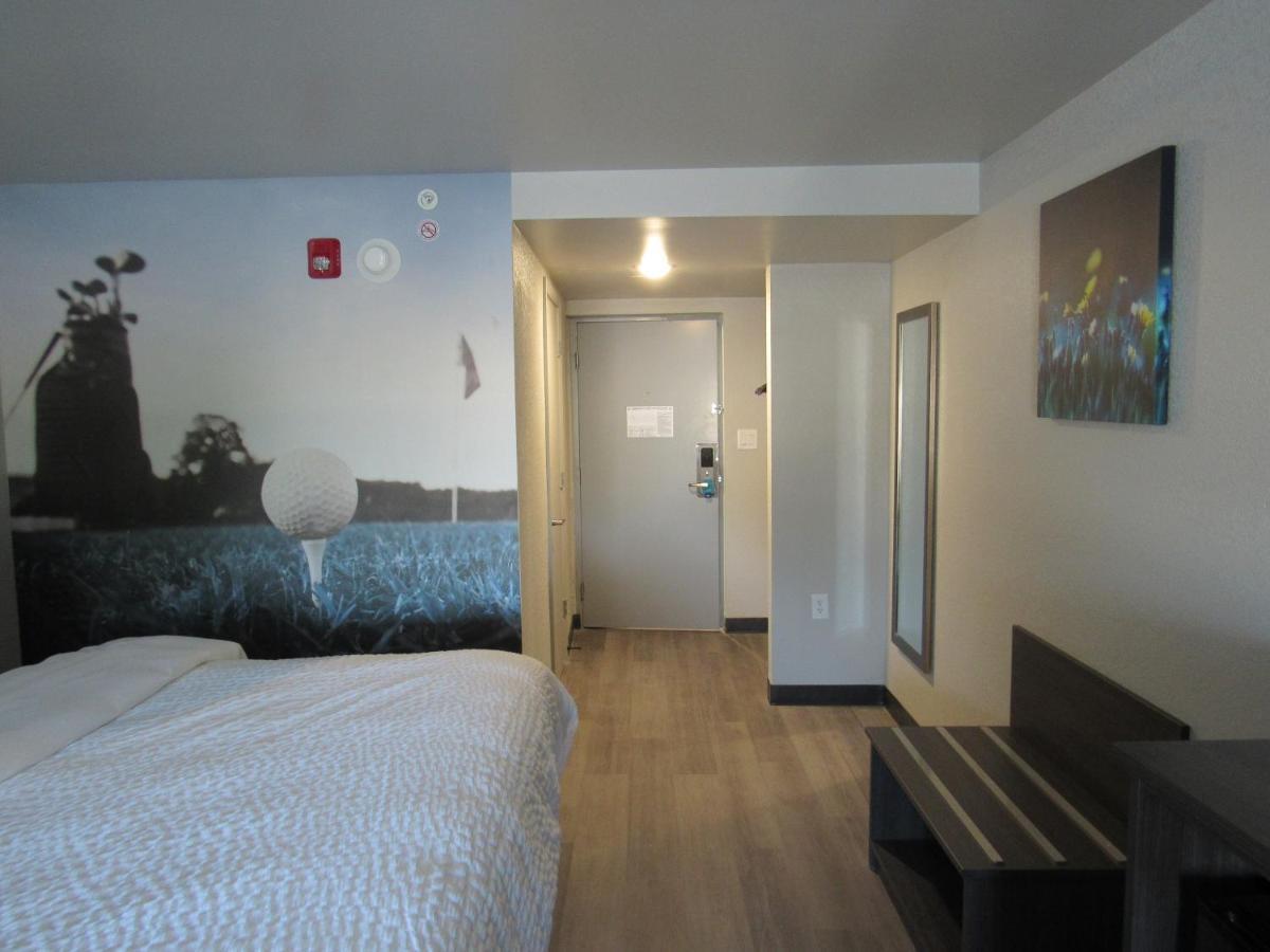 Clarion Pointe Hotel